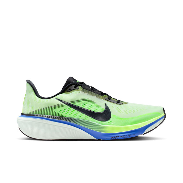 Et sidebillede af Nike Pegasus 42, Herre i Volt Tint/Black Spruce-Sapphire viser en neongrøn løbesko med sort swoosh, sorte snørebånd, hvid ReactX-skummellemsål-mellemsål og blå sål-accenter - konstrueret til performance.