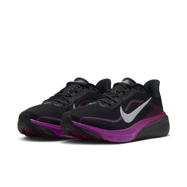 Et par Nike Pegasus 42 løbesko til kvinder i farvekombinationen SORT/METALLISK SØLV-LIVLIG LILLA, med sort mesh-overdel med metalliske sølvfarvede Swoosh-logoer, sorte snørebånd, en responsiv ReactX-mellemsål, der giver god støddæmpning, og en Air Zoom-enhed, der sikrer ekstra komfort. Mellemsålerne har en levende lilla farveovergang, og de slidstærke ydersåler i gummi har magenta-detaljer. Skoene er placeret side om side med fronten vendt mod højre.