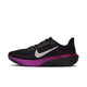 Vi præsenterer Nike Pegasus 42 Dame i farvekombinationen SORT/METALLISK SØLV-INTENS LILLA. Denne løbesko til kvinder har en elegant sort overdel med metalliske sølvdetaljer og en mellemsål med et farveforløb i intens lilla og sort. Det lavskårne design har sorte snørebånd, mens den stødabsorberende sål er forstærket med ReactX-skumteknologi for optimal støtte.