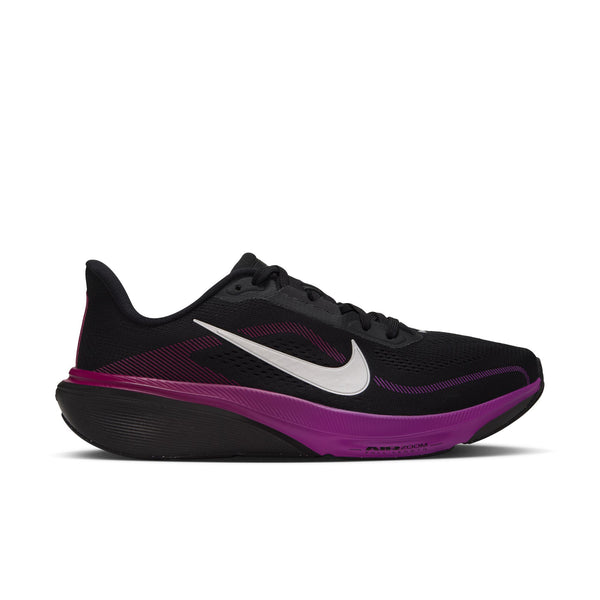 Nike Pegasus 42 Dame i farvekombinationen BLACK/METALLIC SILVER-VIVID PURPLE har et elegant, atletisk design med en sort overdel, en levende lilla sål og et markant Nike Swoosh-logo i metallisk sølv på siden. Denne løbesko er udstyret med mesh-detaljer og den innovative ReactX-skummellemsål-teknologi, der sikrer overlegen komfort, og tilbyder dermed en ideel kombination af ydeevne og stil til aktive kvinder.