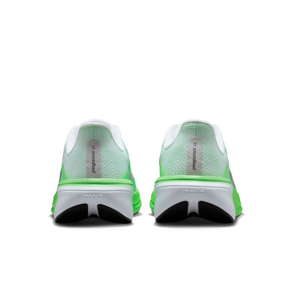 Et par Nike Pegasus 42 Dame-sko i hvid, metallisk sølv og grøn, set bagfra. De har en behagelig sål, en hvid mellemsål, sorte detaljer samt Nike-logo på hælen og sålen.