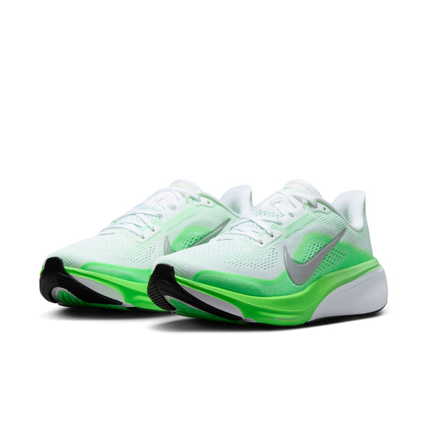 Et par Nike Pegasus 42 Dame-løbesko i farvekombinationen Hvid/Metallisk Sølv-Grøn Strike, med et sølvfarvet Swoosh-logo, ReactX-skum i mellemsålen, Air Zoom-enhed og en sål med grøn-hvid farveovergang, vist på en ensfarvet hvid baggrund.