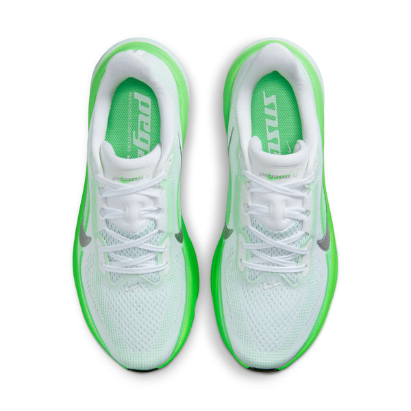 Nike Pegasus 42 til kvinder har en hvid overdel i mesh med grønne detaljer, logoer i metallisk sølv og responsiv Air Zoom-støddæmpning. Hvide snørebånd og Nike-logoet på indersålerne fuldender looket.