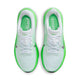 Nike Pegasus 42 til kvinder har en hvid overdel i mesh med grønne detaljer, logoer i metallisk sølv og responsiv Air Zoom-støddæmpning. Hvide snørebånd og Nike-logoet på indersålerne fuldender looket.