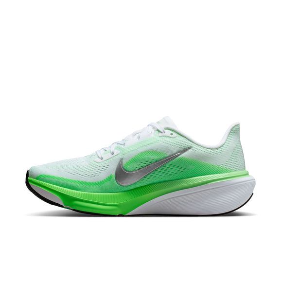 Nike Pegasus 42 Dame i farvekombinationen hvid/metalsølv-grøn har et sølvfarvet Swoosh-logo, en grøn ReactX-mellemsål med farveovergang og en sort-hvid ydersål, vist i sideprofil på en ensfarvet hvid baggrund.