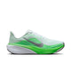 Nike Pegasus 42 Dame i farvekombinationen hvid/metalsølv-grøn har et sølvfarvet Swoosh-logo, hvide snørebånd, en buet sål med ReactX-støddæmpning samt en Air Zoom-enhed, der sikrer responsiv komfort og ydeevne.