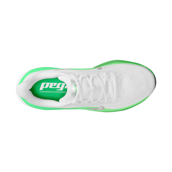 Set ovenfra viser Nike Pegasus 42 Dame i farvekombinationen hvid/metalsølv-grøn »Strike« hvide snørebånd, »peg« og »RESPONSIVE CUSHIONING« på den grønne indersål samt en avanceret ReactX-skum-mellemsål, der sikrer komfort.