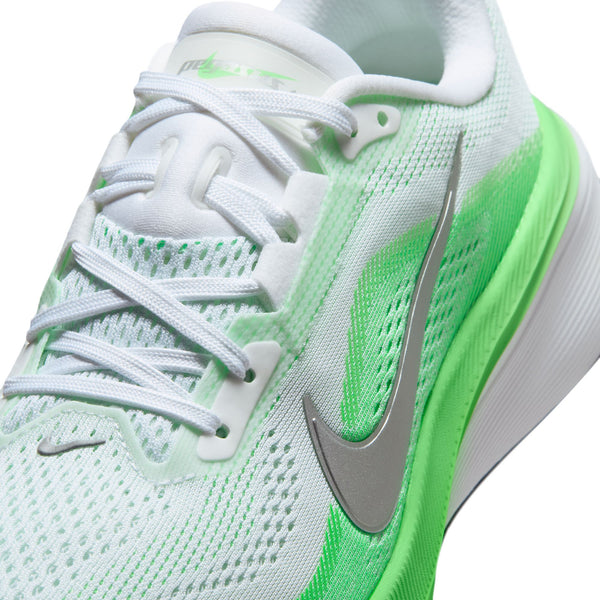 Nærbillede af Nike Pegasus 42 Dame i farvekombinationen hvid/metallisk sølv-grøn, med mesh-materiale, hvide snørebånd, sølvfarvet Swoosh, Air Zoom-enhed samt neongrønne detaljer på siden og sålen.