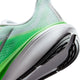 Nærbillede af hælen og sålen på Nike Pegasus 42 Dame i farvekombinationen Hvid/Metallisk Sølv-Grøn Strike, der viser den strukturerede mesh-overdel, mønsteret på sålen og ReactX-skum-mellemsålen, der sikrer komfort.