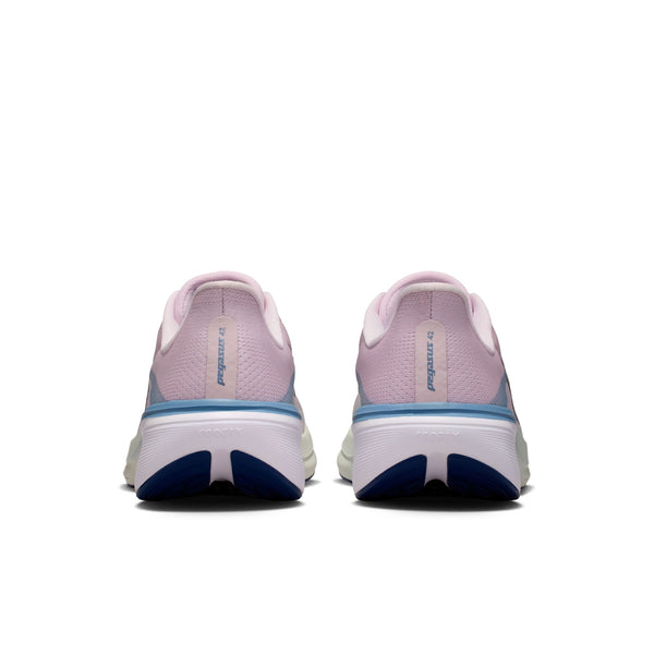 Nike Pegasus 42 Dame i Bleached Lilac/Blue Void-Work Blue er vist bagfra på en hvid baggrund og har hvide gummisåler med blå detaljer og synlig Air Zoom-enhed samt mærkets navn på hælen.