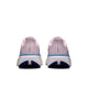 Nike Pegasus 42 Dame i Bleached Lilac/Blue Void-Work Blue er vist bagfra på en hvid baggrund og har hvide gummisåler med blå detaljer og synlig Air Zoom-enhed samt mærkets navn på hælen.
