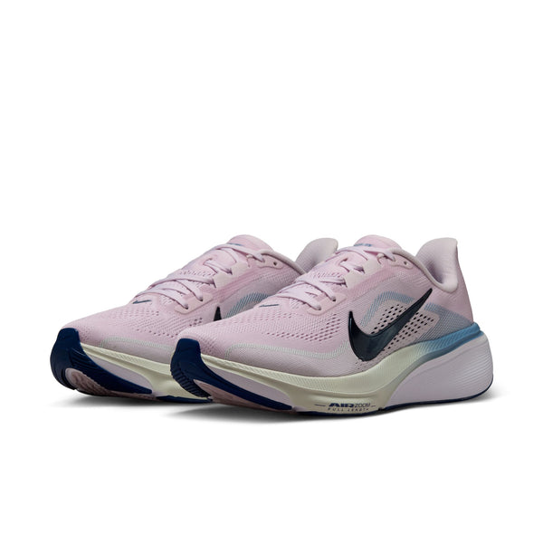 Et par Nike Pegasus 42 løbesko til kvinder i Bleached Lilac/Blue Void-Work Blue med sorte swooshes, blå og hvide gradientmellemsåler med ReactX-skum, Air Zoom-enhed og mørkeblå detaljer på ydersålen.