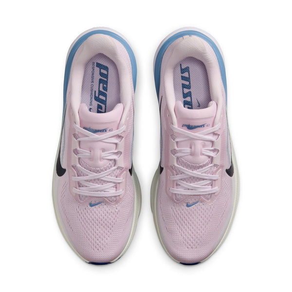 Nike Pegasus 42 Dame i Bleached Lilac/Blue Void-Work Blue har en lyserød overdel, hvide snørebånd, blå detaljer og en sort swoosh. De lilla indlægssåler har trykt tekst, mens ReactX-skummellemsålen sikrer forbedret komfort for løberne.