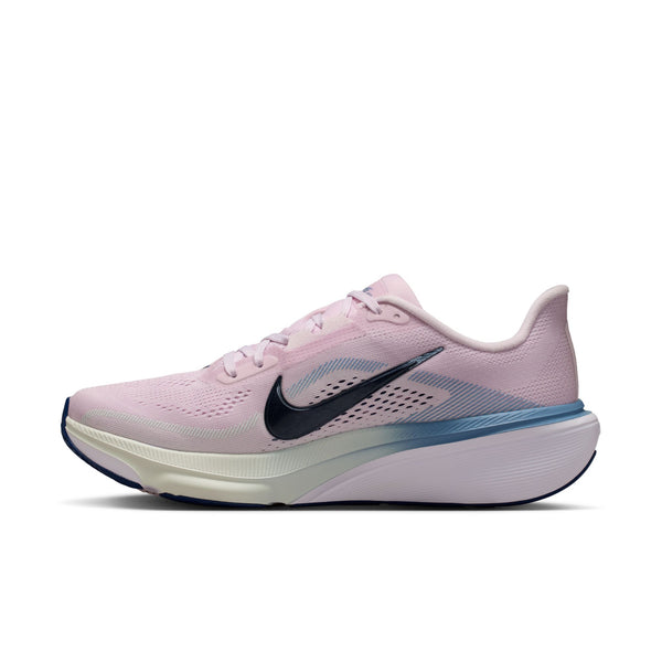 Nike Pegasus 42 til kvinder i Bleached Lilac/Blue Void-Work Blue har en overdel i lyserødt mesh, sort swoosh, hvid ReactX-mellemsål i skum med blå gradient, Air Zoom-enhed og mørk ydersål - vist fra siden mod en hvid baggrund.