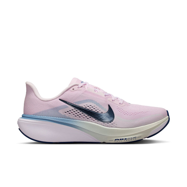 Et sidebillede af Nike Pegasus 42 Dame i Bleached Lilac/Blue Void-Work Blue med mørkeblå Swoosh, hvid mellemsål, blå ydersål med gradientsål og hældetaljer samt responsiv ReactX-skummellemsål for øget komfort.