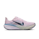 Et sidebillede af Nike Pegasus 42 Dame i Bleached Lilac/Blue Void-Work Blue med mørkeblå Swoosh, hvid mellemsål, blå ydersål med gradientsål og hældetaljer samt responsiv ReactX-skummellemsål for øget komfort.