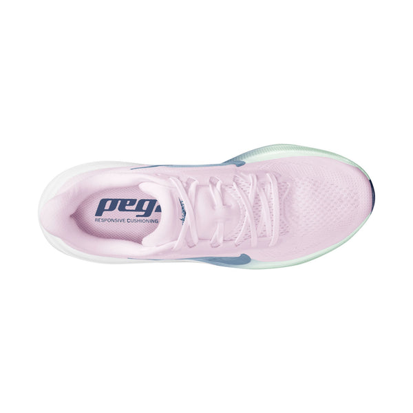 Et topbillede af Nike Pegasus 42 Dame i Bleached Lilac/Blue Void-Work Blue viser hvide snørebånd, en blå swoosh, ReactX-skummellemsål for komfort og "peg RESPONSIVE CUSHIONING" trykt i blåt på indersålen.