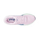 Et topbillede af Nike Pegasus 42 Dame i Bleached Lilac/Blue Void-Work Blue viser hvide snørebånd, en blå swoosh, ReactX-skummellemsål for komfort og "peg RESPONSIVE CUSHIONING" trykt i blåt på indersålen.