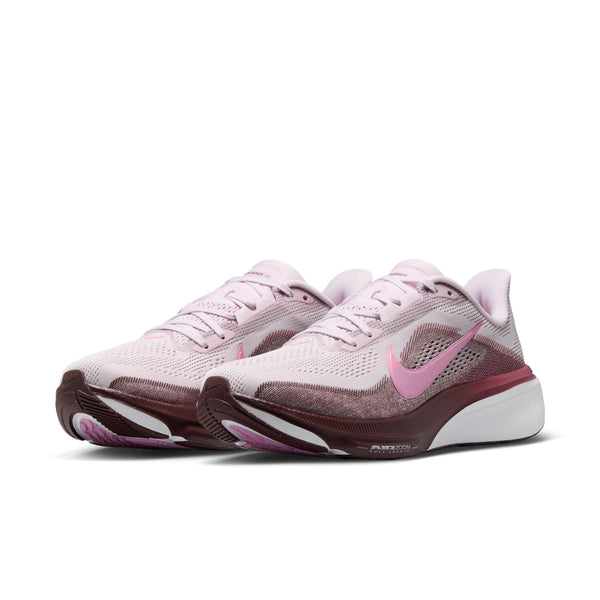 Her præsenterer vi Nike Pegasus 42 til kvinder i farvekombinationen Bleached Lilac/Pink Rise-Mystic Dates – et stilfuldt par løbesko i lyserødt med mørkere lyserøde og rødbrune detaljer. Skoene har en åndbar overdel i mesh, det karakteristiske lyserøde Swoosh-logo og en hvid, stødabsorberende sål med ReactX-skummellemsål-teknologi samt bordeauxrøde og lyserøde detaljer på ydersålen. De er inspireret af Pegasus 42-serien og er desuden udstyret med en Air Zoom-enhed, der sikrer responsiv ydeevne.