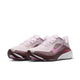 Her præsenterer vi Nike Pegasus 42 til kvinder i farvekombinationen Bleached Lilac/Pink Rise-Mystic Dates – et stilfuldt par løbesko i lyserødt med mørkere lyserøde og rødbrune detaljer. Skoene har en åndbar overdel i mesh, det karakteristiske lyserøde Swoosh-logo og en hvid, stødabsorberende sål med ReactX-skummellemsål-teknologi samt bordeauxrøde og lyserøde detaljer på ydersålen. De er inspireret af Pegasus 42-serien og er desuden udstyret med en Air Zoom-enhed, der sikrer responsiv ydeevne.