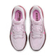 Ovenfra-billede af et par Nike Pegasus 42 Dame-løbesko i farvekombinationen Bleached Lilac/Pink Rise-Mystic Dates, med hvide snørebånd og mørkere lyserøde Nike Swoosh-logoer. Indersålerne er prydet med ordet 'pegasus' i fed skrift. Skoene, der er udstyret med en Air Zoom-enhed og en ReactX-skummellemsål for øget komfort, er placeret side om side.