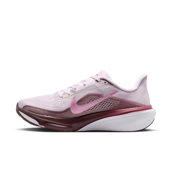 En Nike Pegasus 42 løbesko til kvinder i farvekombinationen »Bleached Lilac/Pink Rise-Mystic Dates«, med overdel i mesh, lyserød Swoosh, mellemsål i ReactX-skum med farveovergang i rødbrunt og hvid ydersål, vist set fra siden på en ensfarvet hvid baggrund.