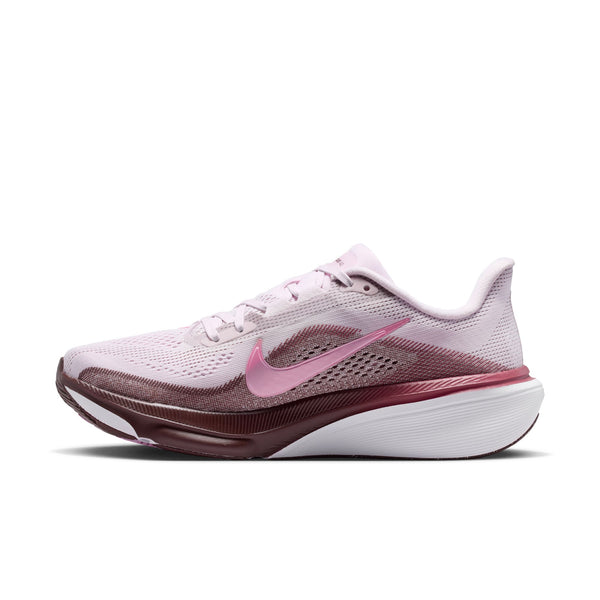 En Nike Pegasus 42 løbesko til kvinder i farvekombinationen »Bleached Lilac/Pink Rise-Mystic Dates«, med overdel i mesh, lyserød Swoosh, mellemsål i ReactX-skum med farveovergang i rødbrunt og hvid ydersål, vist set fra siden på en ensfarvet hvid baggrund.