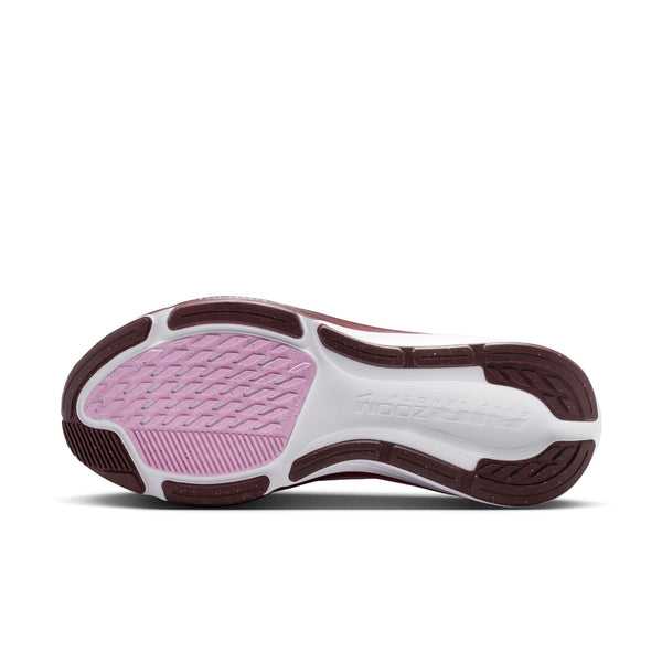 Billedet viser sålen på Nike Pegasus 42 Dame i farvekombinationen Bleached Lilac/Pink Rise-Mystic Dates, med et lyserødt mønster på forfoden og rødbrune detaljer langs yderkanterne. Den støbte »AIR ZOOM«-tekst i mellemfodsområdet fremhæver den innovative Air Zoom-enhed, der kendetegner denne model.