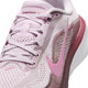 Et nærbillede af Nike Pegasus 42 Dame-løbeskoen i farvekombinationen Bleached Lilac/Pink Rise-Mystic Dates viser den lyserøde mesh-overdel, det store lyserøde Swoosh-logo og de lyselilla snørebånd. "Pegasus 42" står på tungen. Denne model har en ReactX-mellemsål, der sikrer responsiv støddæmpning, samt en Air Zoom-enhed, der giver øget komfort ved hvert skridt.