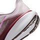 Nærbillede af hælen og sålen på en Nike Pegasus 42 Dame-løbesko i farvekombinationen »Bleached Lilac/Pink Rise-Mystic Dates«, der fremhæver overdelen i mesh, ydersålen i struktureret gummi, et glimt af Air Zoom-enheden samt en del af det ikoniske logo på siden.
