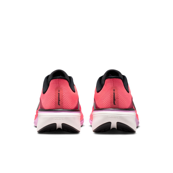 Et par Nike Pegasus 42-løbesko til kvinder i Lava Glow/Black-Flash Crimson-Lt Magenta ses bagfra med hvide mellemsåler og sorte ydersåler. Modelnavnet vises på hælområdet.