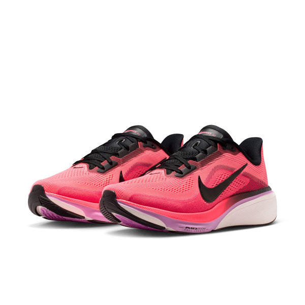 Et par Nike Pegasus 42 Dame løbesko i Lava Glow/Black-Flash Crimson-Lt Magenta med sorte swooshes, ReactX-skummellemsål, sorte snørebånd og Air Zoom-enhed på hvide mellemsåler, vist mod en almindelig hvid baggrund.