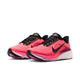 Et par Nike Pegasus 42 Dame løbesko i Lava Glow/Black-Flash Crimson-Lt Magenta med sorte swooshes, ReactX-skummellemsål, sorte snørebånd og Air Zoom-enhed på hvide mellemsåler, vist mod en almindelig hvid baggrund.