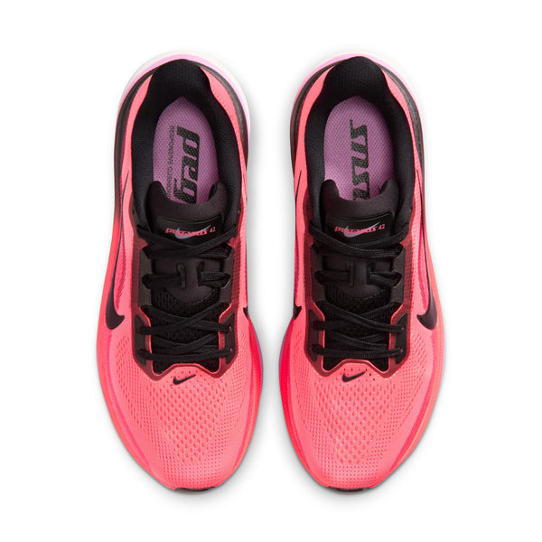 Et par Nike Pegasus 42 Dame løbesko i Lava Glow/Black-Flash Crimson-Lt Magenta med sorte snørebånd og swooshes, ReactX-skumsål, lilla indlægssåler mærket "ROAD" og "SPEED" samt Air Zoom-enhed for ekstra komfort.