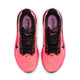 Et par Nike Pegasus 42 Dame løbesko i Lava Glow/Black-Flash Crimson-Lt Magenta med sorte snørebånd og swooshes, ReactX-skumsål, lilla indlægssåler mærket "ROAD" og "SPEED" samt Air Zoom-enhed for ekstra komfort.