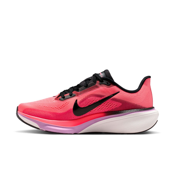 Nike Pegasus 42 Dame i Lava Glow/Black-Flash Crimson-Lt Magenta har en overdel i pink mesh, sort swoosh og snørebånd og en hvid ReactX-skummellemsål mellemsål med en gradient fra pink til lilla. Vist i sideprofil på hvid baggrund.