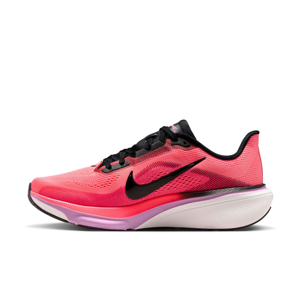 Nike Pegasus 42 Dame i Lava Glow/Black-Flash Crimson-Lt Magenta har en overdel i pink mesh, sort swoosh og snørebånd og en hvid ReactX-skummellemsål mellemsål med en gradient fra pink til lilla. Vist i sideprofil på hvid baggrund.