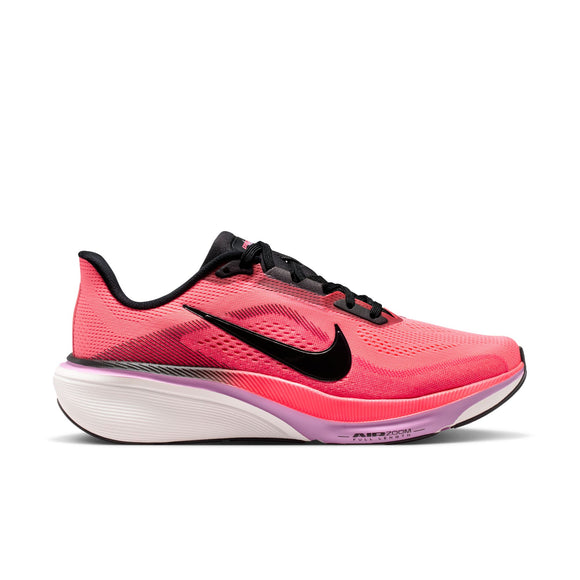 Et sidebillede af Nike Pegasus 42 Dame i Lava Glow/Black-Flash Crimson-Lt Magenta med sort swoosh, sorte snørebånd, hvid og lilla ReactX-skummellemsål og støddæmpet hæl.