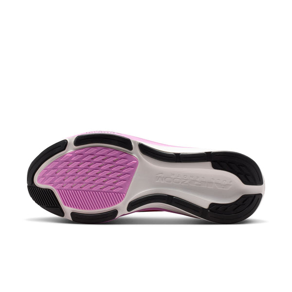 Billedet viser ydersålen på Nike Pegasus 42 Dame i Lava Glow/Black-Flash Crimson-Lt Magenta. Den har teksturerede riller, der giver greb, og AIR ZOOM-branding, der fremhæver Air Zoom-enheden ved hælen.