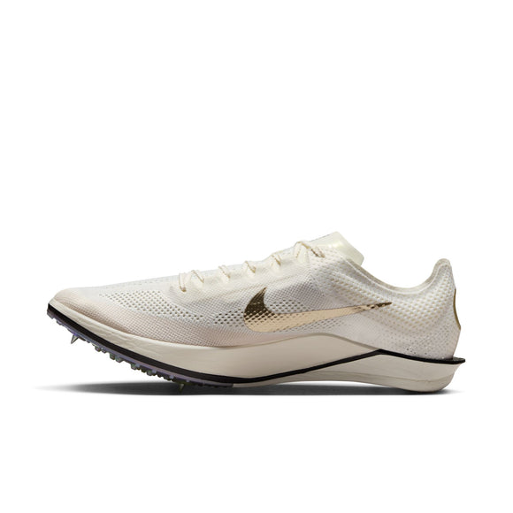 Nike ZoomX Dragonfly 2 Elite Ji (Unisex) i Sail/Metallic Gold Grain-Medium Ash-Black har en overdel i mesh, Swoosh i metallisk guld, ZoomX-mellemsål og spikeplate, vist i sideprofil mod en hvid baggrund.