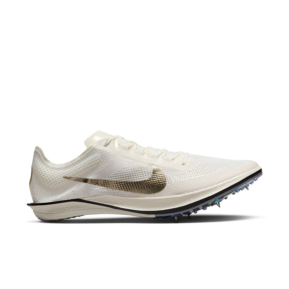 Nike Zoomx Dragonfly 2 Elite Ji, en unisex hvid mellemdistance løbesko i Sail/Metallic Gold Grain-Medium Ash-Black, har en overdel i mesh, guld swoosh og spike-besat sål, vist fra siden mod en almindelig hvid baggrund.