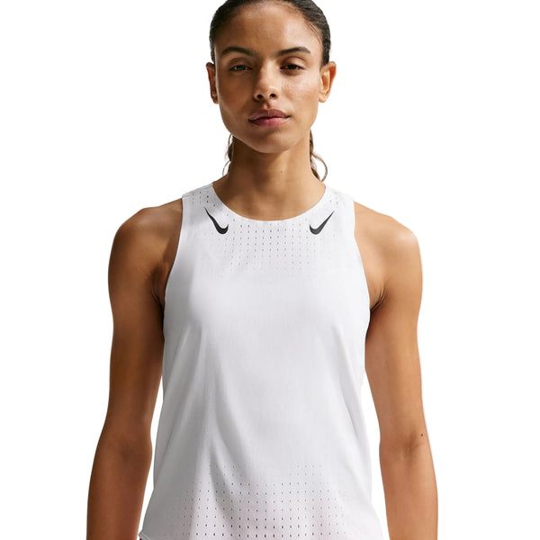 En person er iført en hvid/sort Nike AeroSwift Running Singlet til kvinder med små perforeringer, to sorte swoosh-logoer nær halsudskæringen og Dri-FIT ADV-teknologi, som står på en almindelig hvid baggrund.
