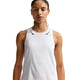 En person er iført en hvid/sort Nike AeroSwift Running Singlet til kvinder med små perforeringer, to sorte swoosh-logoer nær halsudskæringen og Dri-FIT ADV-teknologi, som står på en almindelig hvid baggrund.