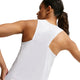 En kvinde med vådt, mørkt hår og solbrun hud ses bagfra iført en hvid/sort Nike AeroSwift Running Singlet til kvinder. Singletten har perforeret ventilation. Hun har sin højre arm bøjet og kigger lidt til venstre.