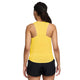 En kvinde med flettet hår ses bagfra iført en Nike AeroSwift Running Singlet for women i Citron Pulse/Black og sorte shorts, stående mod en almindelig hvid baggrund.