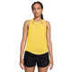 En kvinde står og kigger fremad iført en Nike AeroSwift Running Singlet, Dame, i Citron Pulse/Black med Dri-FIT ADV-teknologi og sorte Nike-shorts, begge med mærkets logo, på en almindelig hvid baggrund.