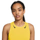 En person med medium hud, flettet hår og øreringe bærer Nike AeroSwift Running Singlet til damer i Citron Pulse/Black. Dri-FIT ADV-teknologi og sorte swoosh-logoer skiller sig ud mod en almindelig hvid baggrund.