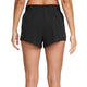 En kvinde ses bagfra iført Nike Swift Breathe Mid-Rise 2.5" løbeshorts i sort/sort/hvid/reflekterende sølv, stående med armene afslappet i siden mod en almindelig hvid baggrund.