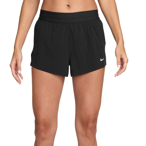 En person er iført sorte Nike Swift Breathe Mid-Rise 2.5" løbeshorts med sort linning og armene afslappet i siden. Nike-logoet ses på venstre ben. Baggrunden er helt hvid.