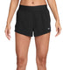 En person er iført sorte Nike Swift Breathe Mid-Rise 2.5" løbeshorts med sort linning og armene afslappet i siden. Nike-logoet ses på venstre ben. Baggrunden er helt hvid.